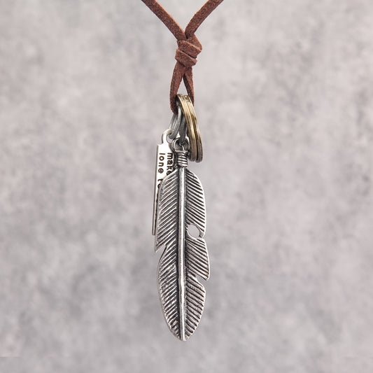 Collier avec pendentif en plumes